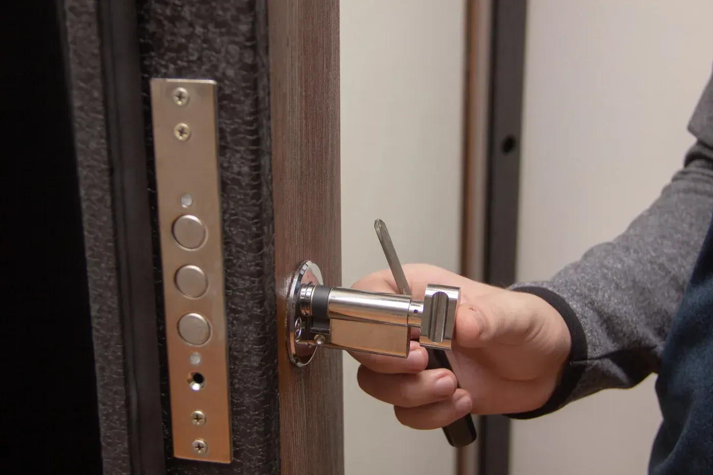 Serrurier remettant en état une serrure de porte aux Lilas