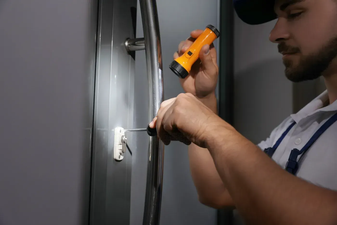 Réglage d'une serrure multipoint sur une porte palière aux Lilas